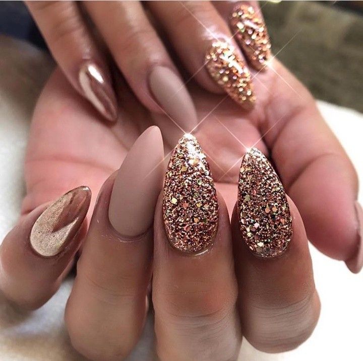 Rose Gold Holiday Nails, Pink Christmas Nails Rose Gold, New Year’s Eve Nails Gold, Winter Nails Gold Glitter, Winter Nails Pink Rose Gold, Rose Gold Nail Ideas, Rose Gold Glitter Nails, Gold Prom Nails, Rose Gold Nails Glitter