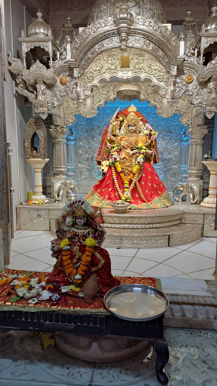 an idol sitting on top of a table in front of a white wall and ceiling