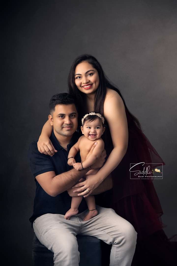 6month Family Photoshoot, 3 Family Photo Shoot Studio, Baby Photo Shoot With Parents, Studio Photoshoot Ideas Family Of 3, Family Photo Shoot Poses Studio, New Parents Photoshoot, Baby Indoor Photoshoot, Baby Photoshoot Ideas With Parents, Parents With Baby Photography