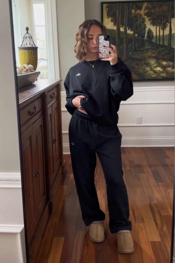 Comfy Sweatsuit Outfit, Smart Tracksuit Outfit, Workout Sweatpants Outfits, Training Set Outfit, Cold Weather Outfits Sweatpants, Alo Tracksuit, Comfy Outfit Sweatpants, Alo Fits, Sweat Sets Aesthetic