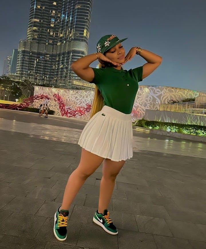 Classy Outfits With Sneakers Chic, Skirts And Jordans Outfit, Tennis Dress Outfit Fashion, White Pleated Skirt Outfit, Skort Outfit Ideas, Pleated Skirt Outfit Summer, Skort Outfit, Pleated Skirt Outfit, Tennis Skirt Outfit