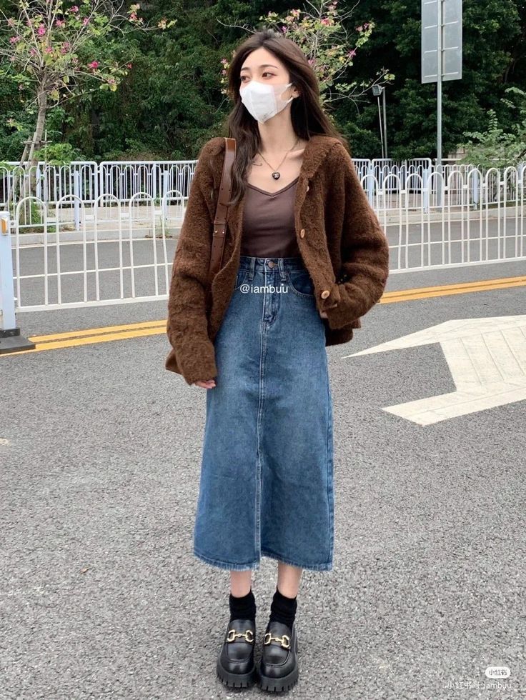 Low Visual Weight Outfit, Korean Long Skirt Fashion, Aesthetic Outfits With Long Skirts, Long Skirts Aesthetic, Grunge Grandma, Long Denim Skirt Outfits, Skirt Outfits For Women, Long Skirt Outfits Aesthetic, Fashion Dresses For Women