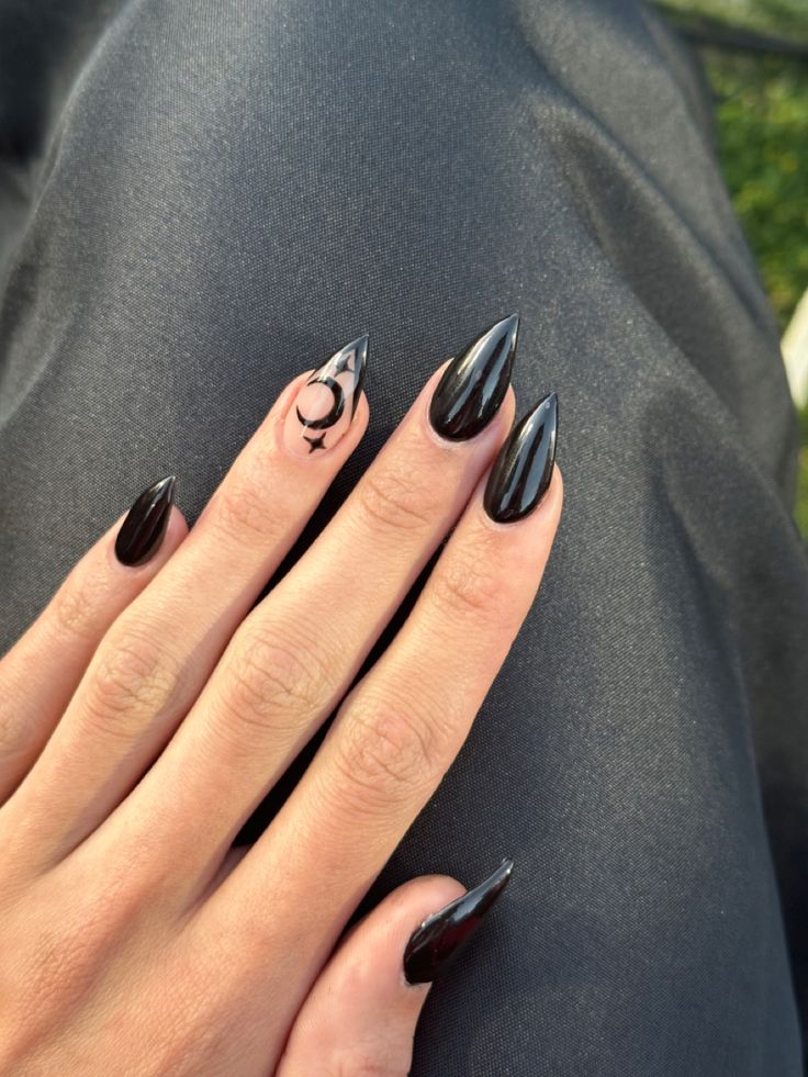 Grad Nails, Paznokcie Hello Kitty, Stiletto Nails Short, Witch Nails, Witchy Nails, Sharp Nails, Pointy Nails, Black Acrylic Nails, Moon Nails