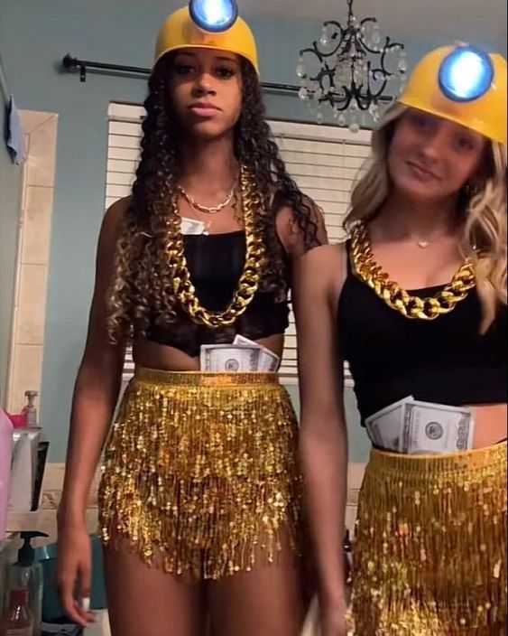 Halloween Group Costumes which are super funny Preppy Gold Digger Costume, Gold Miner Costume, Cute Simple Costumes, Carnival Costumes Ideas Group, Frat Halloween Costumes, Drink Halloween Costumes, Golddigger Costume, Best Friend Costumes For Halloween, Money Halloween Costume