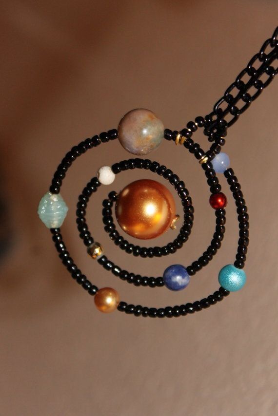 Solar system pendant Solar System Necklace, Diy Wire Jewelry, Handmade Wire Jewelry, Wire Crafts, Diy Crafts Jewelry, Handmade Wire, Beads And Wire, Beaded Jewelry Diy, Jewelry Projects