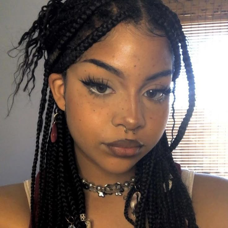 Alt Makeup Black Women, Grunge Makeup Black Women, Glowing Hair, Dark Makeup Looks, Unique Mirror, Vision Bored, Clear Mirror, Alt Makeup, Beauty Mirror