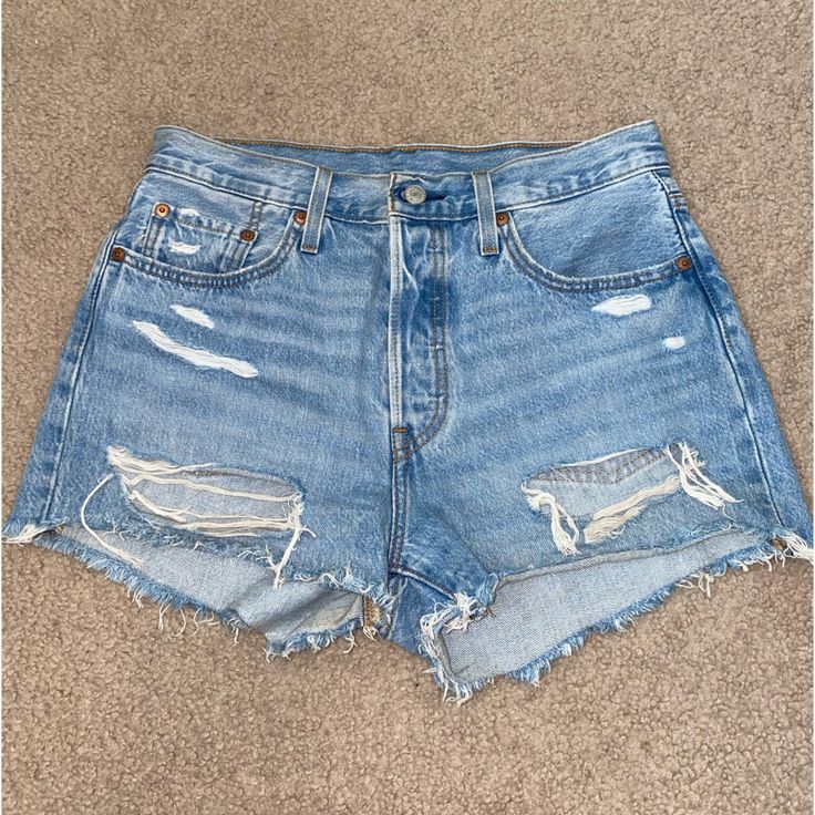 High Rise 501 Blue Jean Shorts -5 Buttons(All There) -5pockets -Great Condition Basically Brand New(Didn't Fit Me) Styling Lookbook, Baby Ferrets, Fire Clothes, Jean Short Outfits, Ripped Jean Shorts, Vacay Outfits, Outfit Inspo Casual, Blue Jean Shorts, Jeans For Short Women