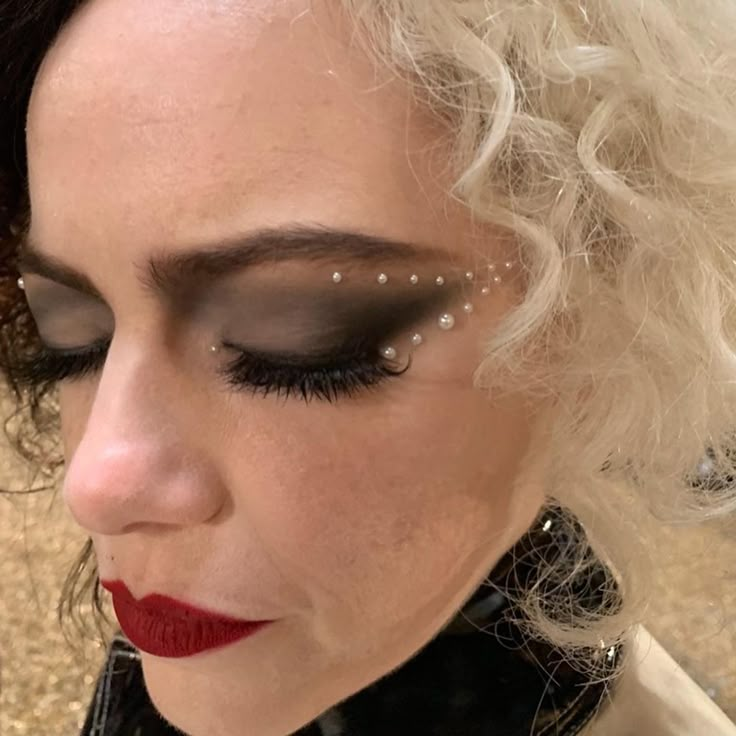 Cruella Deville Makeup, Emma Stone Makeup, Cruella Deville Costume, Cruella Costume, Devil Makeup, Movie Makeup, Book Day Costumes, Cute Halloween Makeup, Cruella Deville