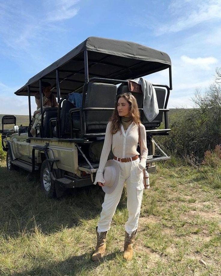 Elevate your safari experience with these casual and classy travel outfit essentials! Perfect for women traveling to South Africa, Tanzania, and Namibia, our guide features elegant and comfortable outfit ideas that are ideal for the wild, just like this safari outfit with white cargo pants, boots and a shirt. Zara Outfit Ideas, Latina Baddie Outfit, Cute Bummy Outfits, Casual Dinner Outfit Summer, Plus Size Ripped Jeans, Dinner Outfit Fall, Chica Chola, Comfortable Travel Outfit, Aesthetic Overalls