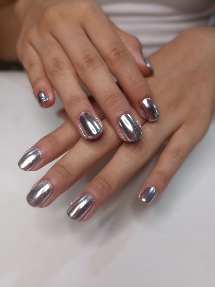 #uñas #nails #silver Silver Natural Nails, Short Silver Chrome Nails, Silver Short Nails, Silver Accent Nails, Silver Nails Short, Short Silver Nails, Brat Autumn, Silver Acrylics, Chrome Nails Silver