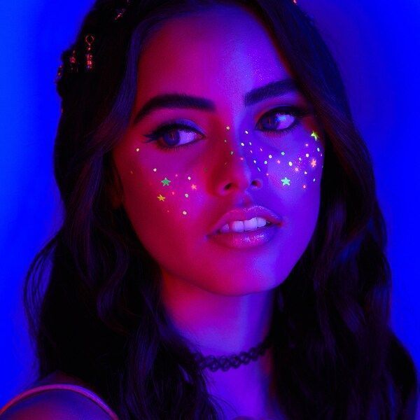 Glow Face Paint, Black Light Makeup, Neon Party Outfits, Uv Face Paint, Neon Face Paint, Uv Makeup, Neon Photoshoot, Fantasy Make-up, Glow In Dark Party