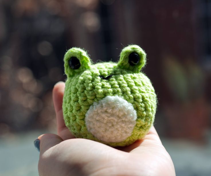 Small round crochet frog in green with a cream belly sitting on a person's hand in front of a window. Easy Crochet Animals, Frog Decor, Crochet Frog, Crochet Hat Free, Crochet Hats Free Pattern, Kawaii Crochet, Crochet Simple, Diy Valentines Crafts, Crochet Animal Patterns