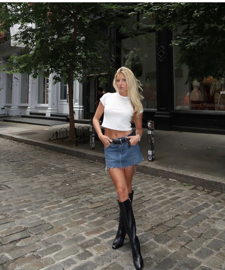 Mini Skirt And Boots Outfit Summer, Denim Mini Skirt Outfit Summer, Outfits With Denim Skirt, Jean Skirt Outfits Summer, New York Chic, Denim Mini Skirt Outfit, Knee High Black Boots, High Black Boots, Spring Skirt Outfits