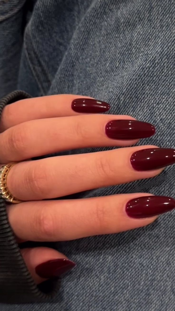 Almond Nails For November, Nail Ideas Acrylic Plain Color, Red Nails With Outfit, Transition Fall Nail Colors, Fall Red Color Nails, Cute Nails Round Shape, Nail Ideas Chic, Nails For Asian Skin Tone, Gel Nail Colour Ideas