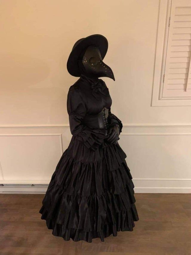 Here’s my Halloween costume🖤 - halloween Plague Doctor Halloween Costume Female, Women Plague Doctor Costume, Plauge Doctor Costumes, Female Plague Doctor Costume, Plague Doctor Costume Women, Plague Doctor Female, Female Plague Doctor, Doctor Halloween, Plague Doctor Costume