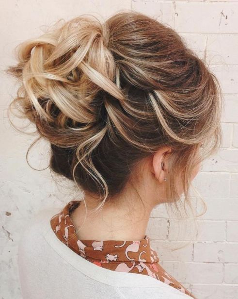 Curly Bun For Shorter Hair Simple Haircut, Easy Updo, Easy Updo Hairstyles, Short Hair Bun, Peinados Recogidos, Haircut Styles, School Hairstyles, Updo Hairstyles, Penteado Cabelo Curto