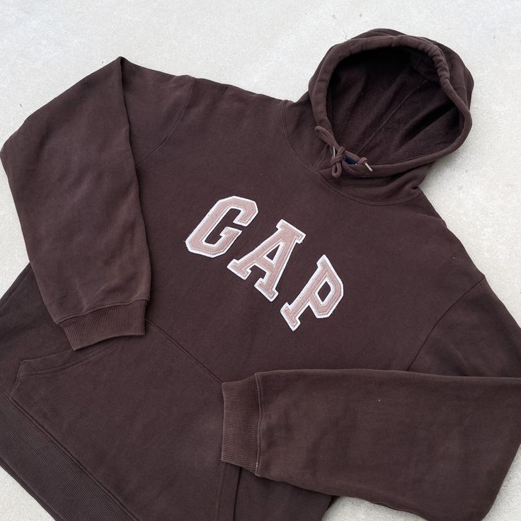 Gap | Brown Gap Hoodie | Brown Gap hoodie outfit | vintage | vintage clothes | vintage shop | vintage aesthetic | winter fashion | spring fashion Hoodie Gap, Nike Crop Top, Gap Hoodie, Vintage Instagram, Gap Logo, Brown Hoodie, Mod Vintage, Brown And Pink, Disney Sweatshirts