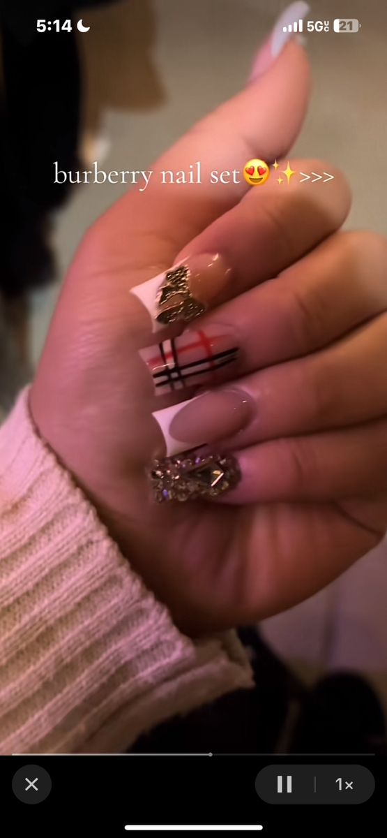 Full Nail Set Ideas, No Charm Nails, Hello Kitty Stiletto Nails, Bling Short Acrylic Nails, Cute Shorties Acrylic Nails, Medium Tapered Square Acrylic Nails, Short Junk Nail Designs, Extra Short Acrylic Nails, Nail Content Ideas