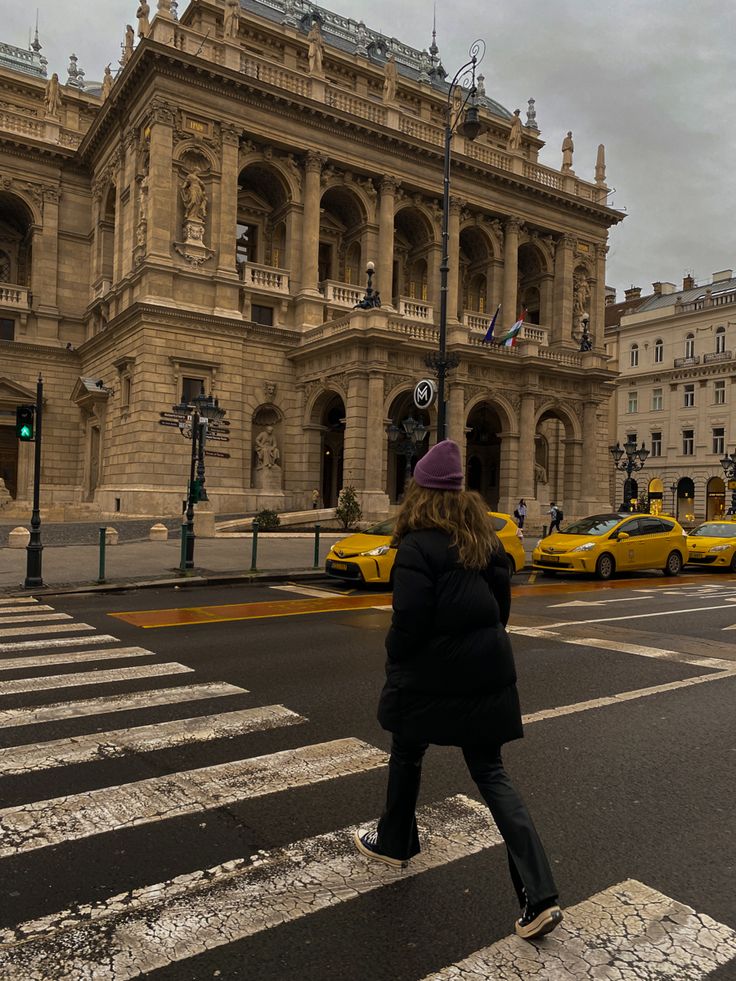 Picture in front of hungarian state opera house Budapest Engagement Photos, Budapest Photo Ideas, Budapest Vacation, Budapest Aesthetic, Budapest City, Dancing House, Visit Budapest, Vienna Travel, Travel Pose