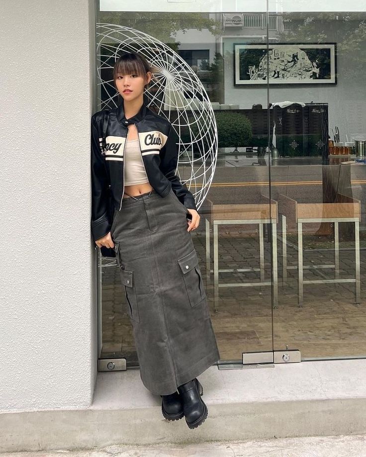 Outfits With Long Cargo Skirt, Long Skirt Cargo, W2k Outfits, Cargo Long Skirt Outfit, Long Skirt Street Style, Skirt Leather Jacket Outfit, Street Wear 2023, Long Cargo Skirt Outfit, Cargo Skirt Long