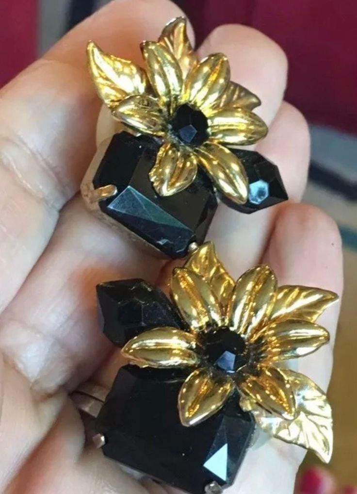 Pretty Vintage Glamour  80s 90s Signed TWO SISTERS Goldtone Big Black Rhinestone Flower EARRINGS  A beautiful vintage pair of earrings. They measure approximately 1 1/4" x 1 1/2". They are in excellent  vintage condition & I will polish them nicely & send them tissued in pretty gift bag 🎀 to gift nicely & easily  ✨ www.mysoulrepair.com Flower Statement Earrings, 80s Jewelry, Glamour Wedding, Glamour Jewelry, Vintage Glam, Rhinestone Flower, Two Sisters, Deco Jewelry, Pretty Gift