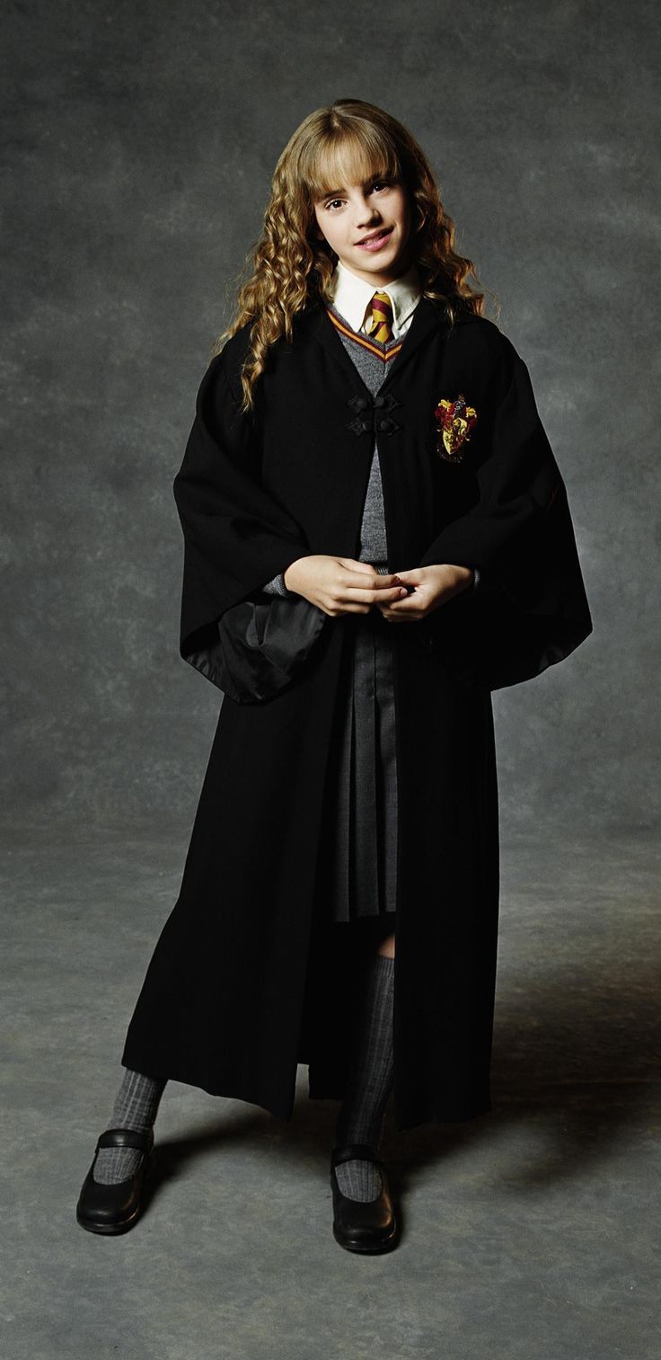 Hermine Granger Harry Potter Photoshoot, Hermione Granger Costume, Walburga Black, Gogo Tomago, Ron Weasley Hermione Granger, Emma Watson Harry Potter, Gryffindor House, Wizard Costume, Harry Potter Background