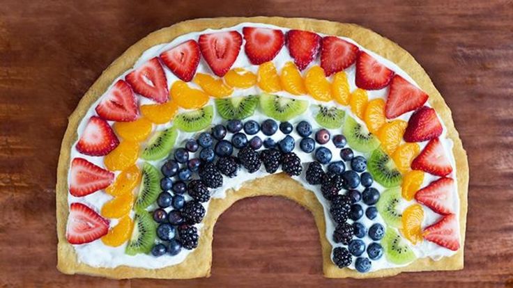 Rainbow Fruit Pizza Rainbow Fruit Pizza, Crescent Roll Fruit Pizza, Fruit Pizza Frosting, Rainbow Recipes, Fruit Pizza Bar, Fruit Pizzas, Fruit Pizza Designs, Fruit Pizza Sugar Cookie Recipe, Fruit Pizza Crust