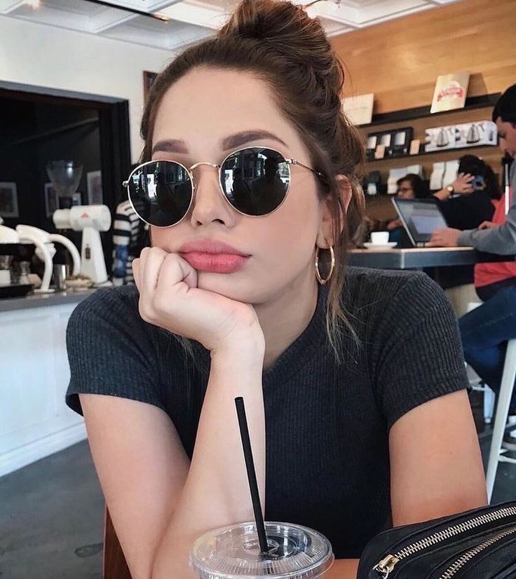 Ray Ban Sunglasses Women Wayfarer, Ray Ban Sunglasses Women, Fashion Eye Glasses, Foto Baby, Model Poses Photography, Fashion Photography Poses, Stylish Glasses, Foto Poses, Best Photo Poses