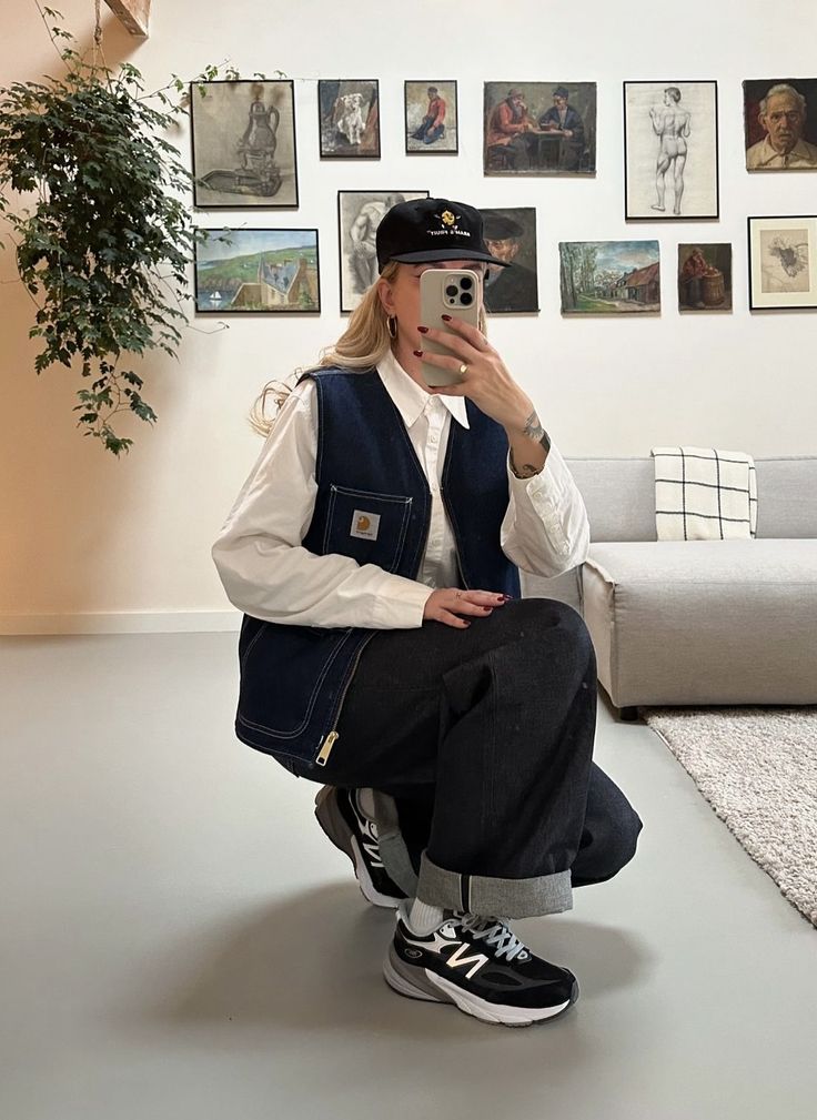 Streetwear With Vest, Classic Streetwear Women, Vest Outfits Streetwear, Streetwear Fashion Winter Street Styles, Streetwear Fall 2024, Dad Style Outfits, Utility Vest Outfits For Women, Baggie Outfit, Streetwear Hairstyles