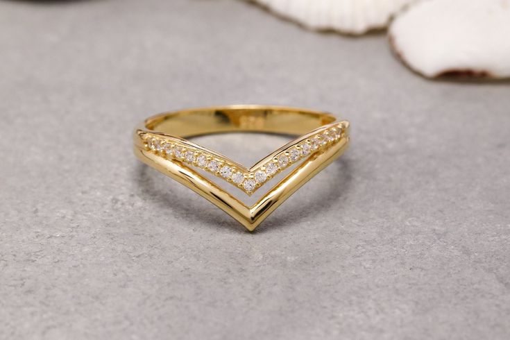 ★14K Solid Gold V Ring, 925 Sterling Silver V Ring, Chevron Ring, Curved Ring, Mother's Day Gift, Valentine's Day Gift, Christmas Gift★ ▷ MATERIAL ★ All of our 10K, 14K, 18K Jewelry are Solid Gold. ( Not Gold Filled or Gold Plated ) ★ All of our silver jewelry is 925 sterling silver and 14 carat gold plated. (Our white silver jewelry is rhodium plated.) ▷ PRODUCTION AND PACKAGING ★ Our jewelry is handmade. It is specially prepared for you in the dimensions you want upon order. ★ We work with three colors in our jewelry. Yellow, Rose, White ★ We prepare our jewelry by examining it to the smallest detail with our 21 years of experience. ★ Since we care about customer satisfaction and long-term relationship, we produce our jewelry considering daily use and natural wear. ★ If you wish, we can Name Gold Ring Design For Women, V Shape Ring Gold, Daily Wear Gold Rings For Women, Band Rings Women, Antique Gold Rings, Curved Ring, V Ring, Curve Ring, Circle Jewelry