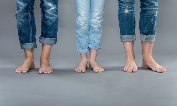 Cuffed Jeans Outfit, Red Wine Stain, Wine Stain, Folding Jeans, Rolled Cuff Jeans, Straight Leg Jeans Outfits, Cuff Jeans, Rolled Jeans, Rolled Up Jeans