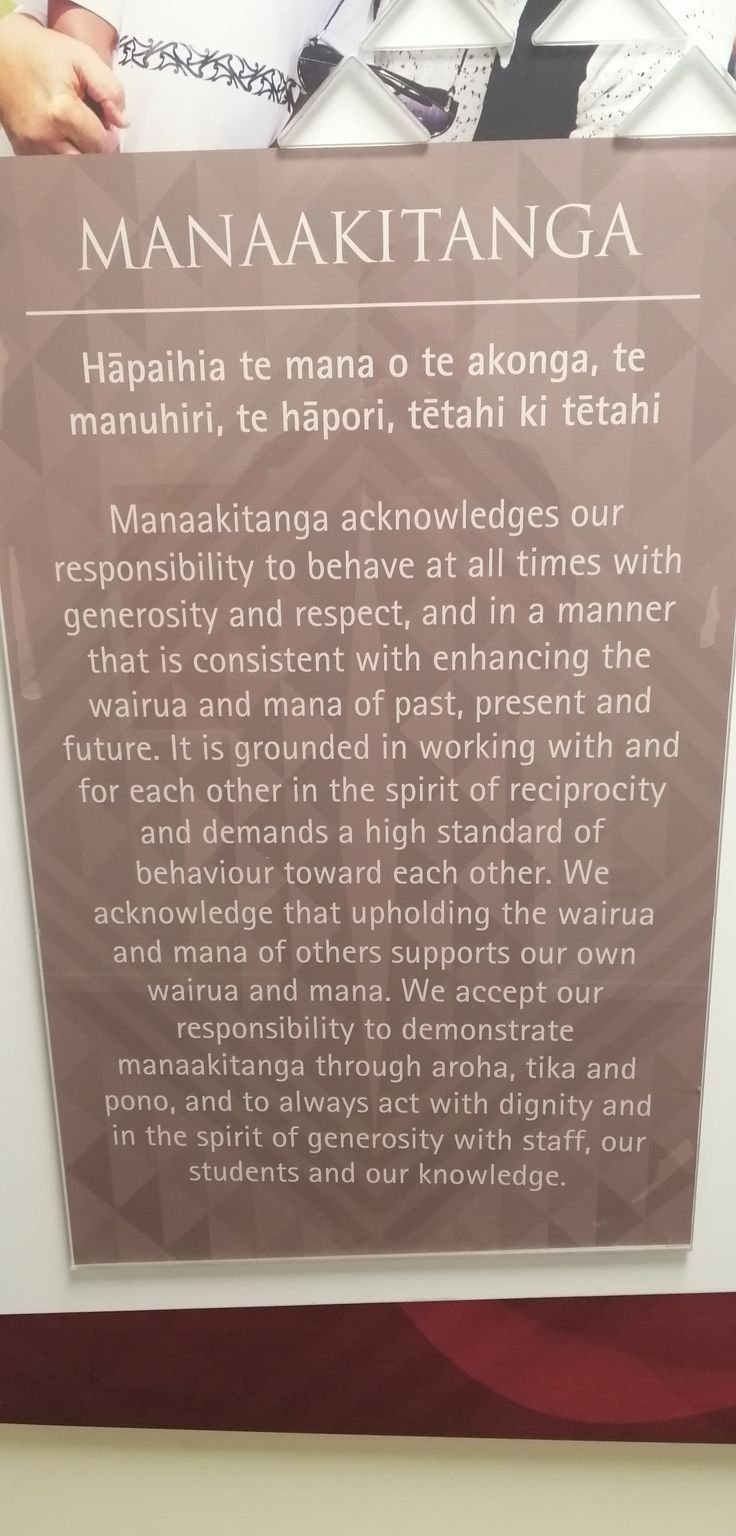 a sign in front of a wall that says manaaktangga, hapahia te mano o te akongg, mauhi te