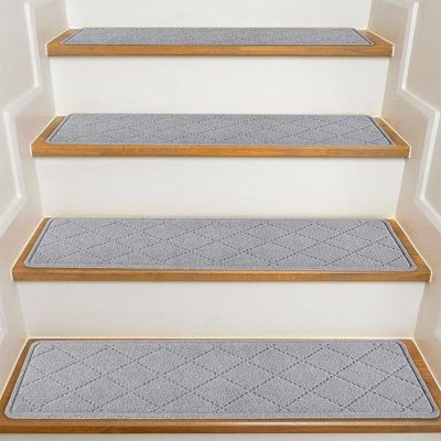 a set of stairs with carpet on the bottom