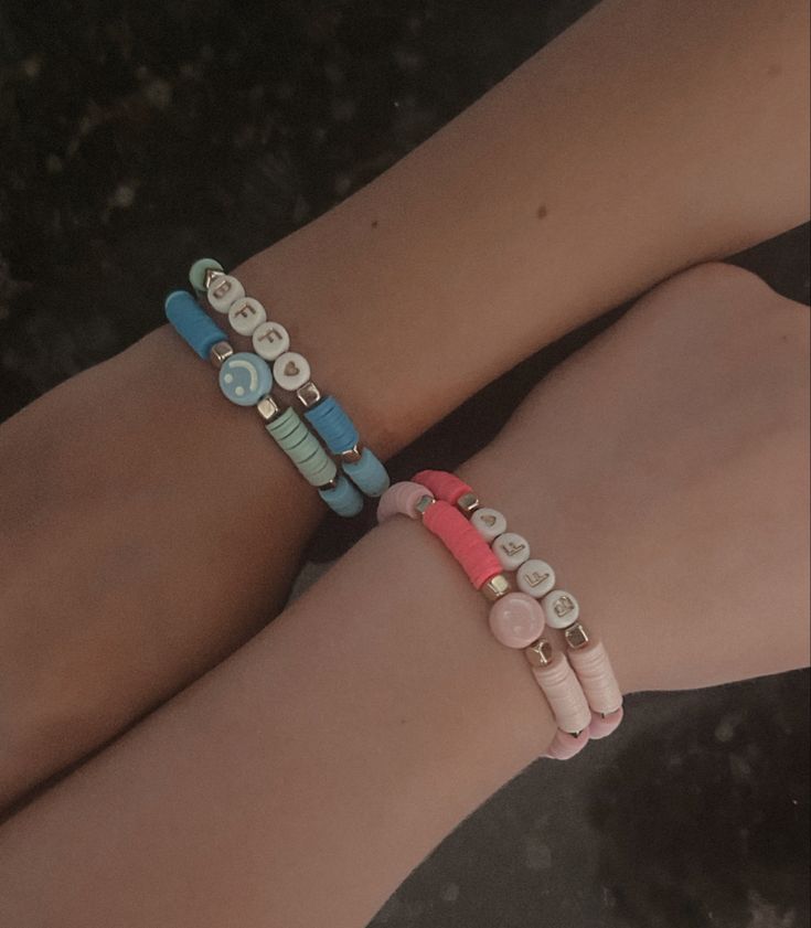 Clay Bead Bestie Bracelet Ideas, Clay Bead Bracelet Ideas Love, Clay Bead Best Friend Ideas, Friendship Beaded Necklaces, Clay Bead Bracelet Friendship, Clay Bead Bracelet Ideas Bsf, Matching Preppy Bracelets, Clay Bracelet Ideas For Best Friends, Cute Bff Clay Bead Bracelets