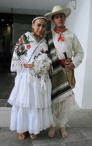 Traje tipico de Puebla. Puebla México Rural Mexico, Mexican Folklore, Ballet Folklorico, 70s Vintage Fashion, Mexico Culture, Mexican Outfit, Traditional Mexican, Mexican Dresses, Mexican Culture