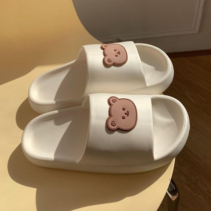 Home Slippers Aesthetic, Chanclas Aesthetic, Aesthetic Slippers, Bear Slides, Sandal Aesthetic, Sepatu Platform, Funny Teddy Bear, Home Sandals, Shoes Boutique