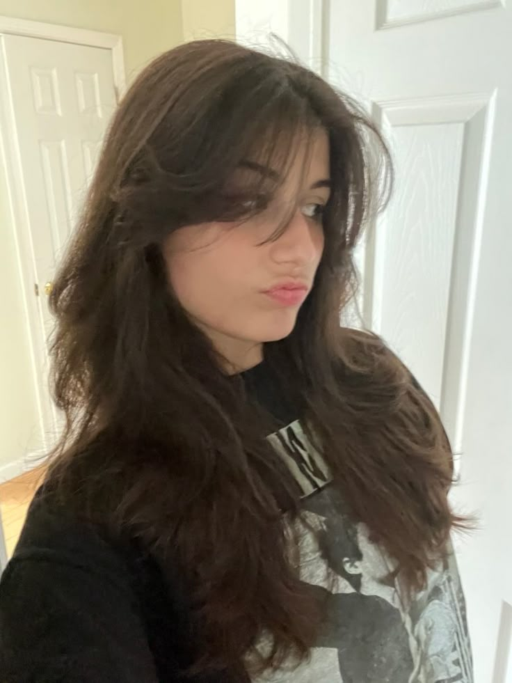 layered hair rockstar lana del rey lana cherry aesthetic coquette emo grunge layers 90s blowout inspo hair inspo inspiration look trendy hair alt curtain bangs Long Layered Curtain Bangs, Alt Haircuts, Tiktok Haircut, Grunge Haircut, Bangs Wavy Hair, Inspo Hair, Hair Inspiration Long, Summer Haircuts, Bangs With Medium Hair