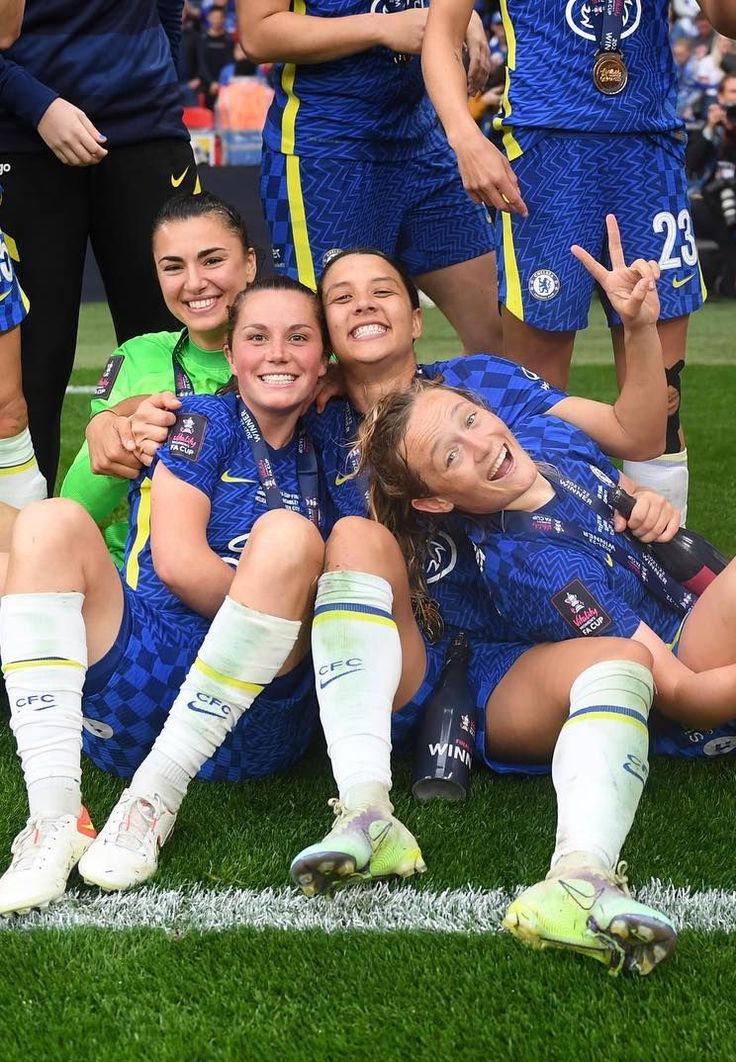 the women's soccer team is posing for a photo