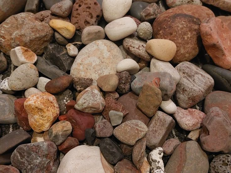 many different rocks and stones on the ground