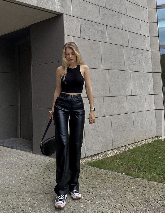 How To Style Leather Pants, Lederhosen Outfit, Leather Pants Outfit, Neue Outfits, Looks Street Style, Causual Outfits, Crop Top Outfits, Looks Chic, Looks Style