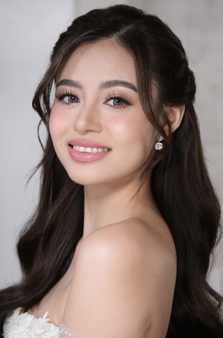 Graduation Hairstyles Round Face, Bridal Hair For Wide Face, Kathryn Bernardo With Bangs, Round Face Hairdo Wedding, Korean Bridesmaid Hairstyle, Bridal Hair Square Face, Square Face Wedding Hairstyles, Square Face Bridal Hairstyles, Hairstyles For Round Faces Wedding