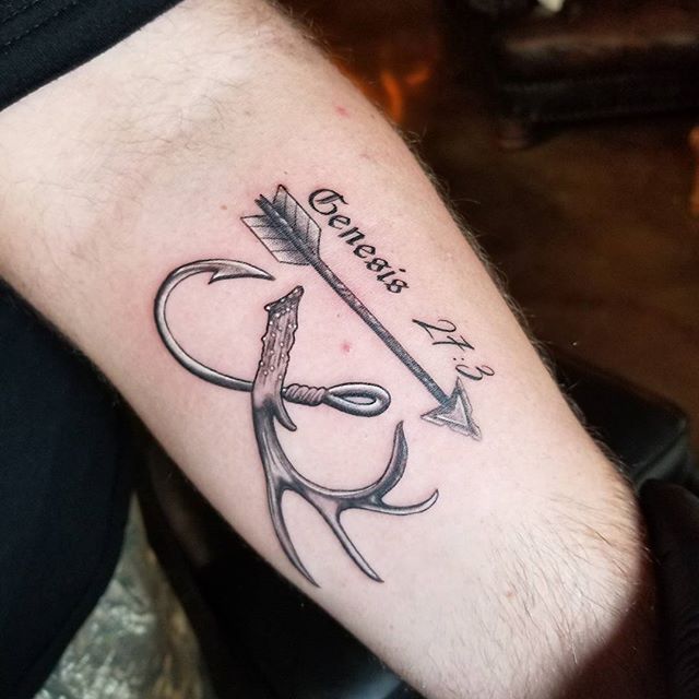 a man with a tattoo on his arm has an arrow and the words charlotte written in cursive writing