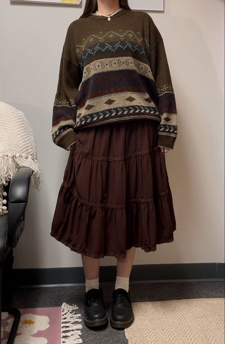 Brown Midi Skirt Outfit Fall, Autumn Fall Aesthetic Outfit, Styling A Brown Skirt, Brown Vintage Outfit, Cozy Vintage Outfits, Aesthetic Fall Outfits Vintage, Vintage Fall Aesthetic Outfit, Plus Size Indie Outfits Aesthetic, Cozy Skirt Outfits