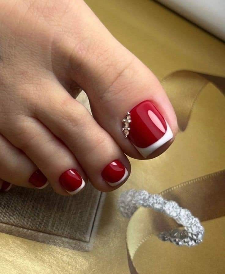 Red And White Toe Nails, December Toe Nails, Holiday Toe Nails Christmas, Holiday Pedicure Ideas Toenails, Christmas Pedicure Ideas Toes, French Pedicure Ideas, Christmas Pedicure, Nail Designs Toenails, Simple Toe Nails