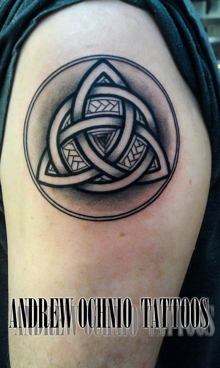 an image of a celtic tattoo on the back of a man's upper arm