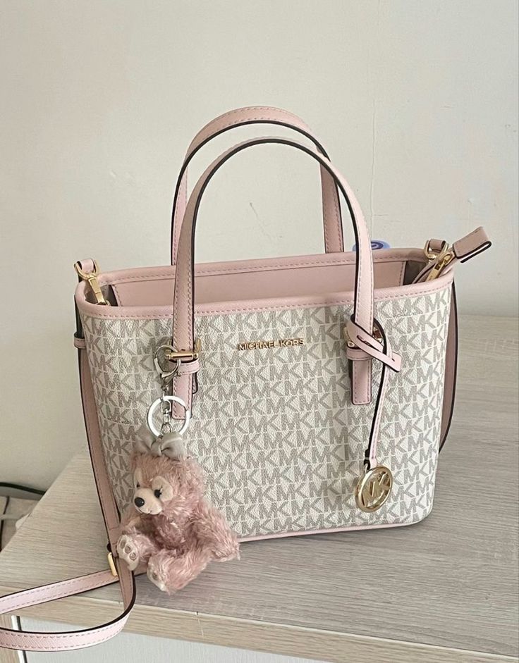 Tas Celine, My Style Bags, Luxury Bags Collection, Pink Pilates, Purse Essentials, Pilates Princess, Handbag Essentials, Girly Bags, I N