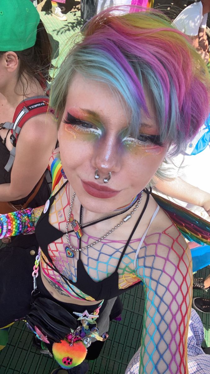 Rave Pride Outfits, Pride Month Outfit Ideas Festival, Pride Fest Outfit Ideas, Pride Weekend Outfit, Emo Pride Outfit, Pride Outfits Plus Size, Pride Club Outfit, Pride Outfits Ideas, Punk Pride Outfit