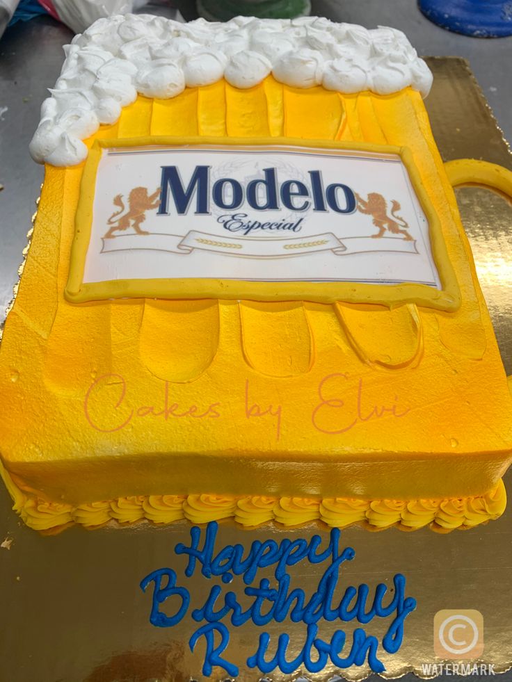 a birthday cake with the name modelo on it