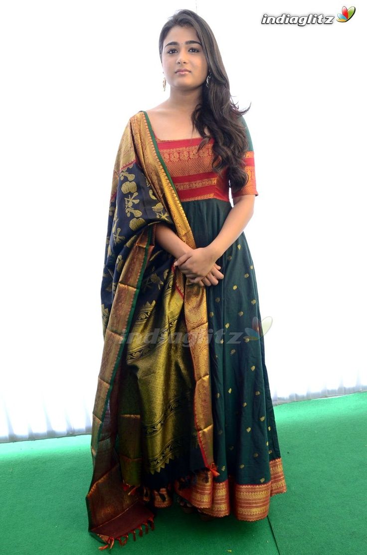 Shalini Pandey Ethic Dress, Shalini Pandey, Long Shirt Tops, Simple Kurti, Indian Anarkali, Long Gowns, Frock Fashion, Simple Kurti Designs, Indian Party