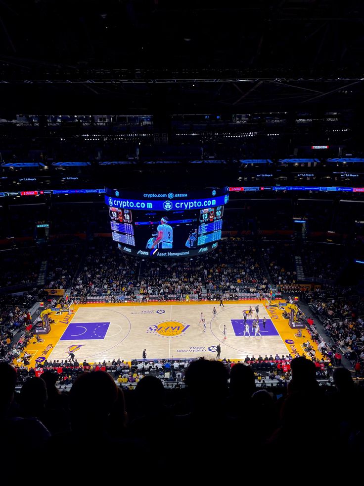 a basketball game is being played at the staples center in los angeles, california usa